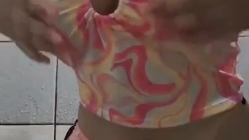 Cewek Pamer Body Mulus dan TT Tobrutnya